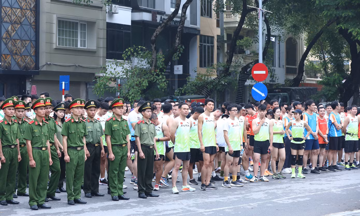 Dự chương trình, có anh Bùi Quang Huy - Uỷ viên dự khuyết T.Ư Đảng, Bí thư thứ nhất T.Ư Đoàn; Thiếu tướng Ngô Hoài Thu - Phó Cục trưởng Cục Công tác Đảng, công tác chính trị Bộ Công an; anh Nguyễn Kim Quy - Uỷ viên Ban Thường vụ T.Ư Đoàn, Phó Chủ tịch thường trực T.Ư Hội LHTN Việt Nam; cùng 500 thanh niên, sinh viên Thủ đô.
