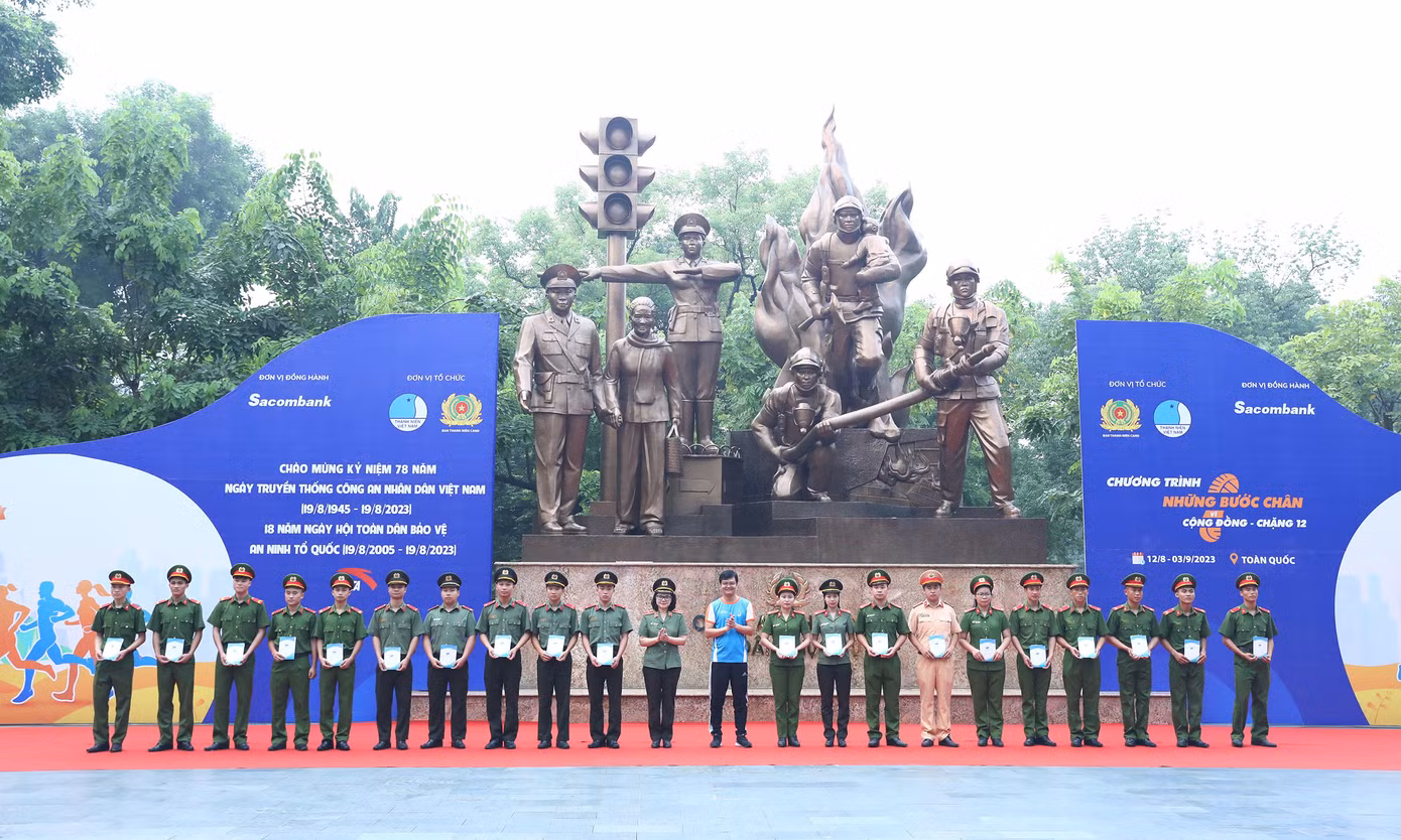 Bí thư thứ nhất T.Ư Đoàn Bùi Quang Huy và Thiếu tướng Ngô Hoài Thu - Phó Cục trưởng Cục Công tác Đảng, công tác chính trị Bộ Công an trao tặng quà trong chương trình.