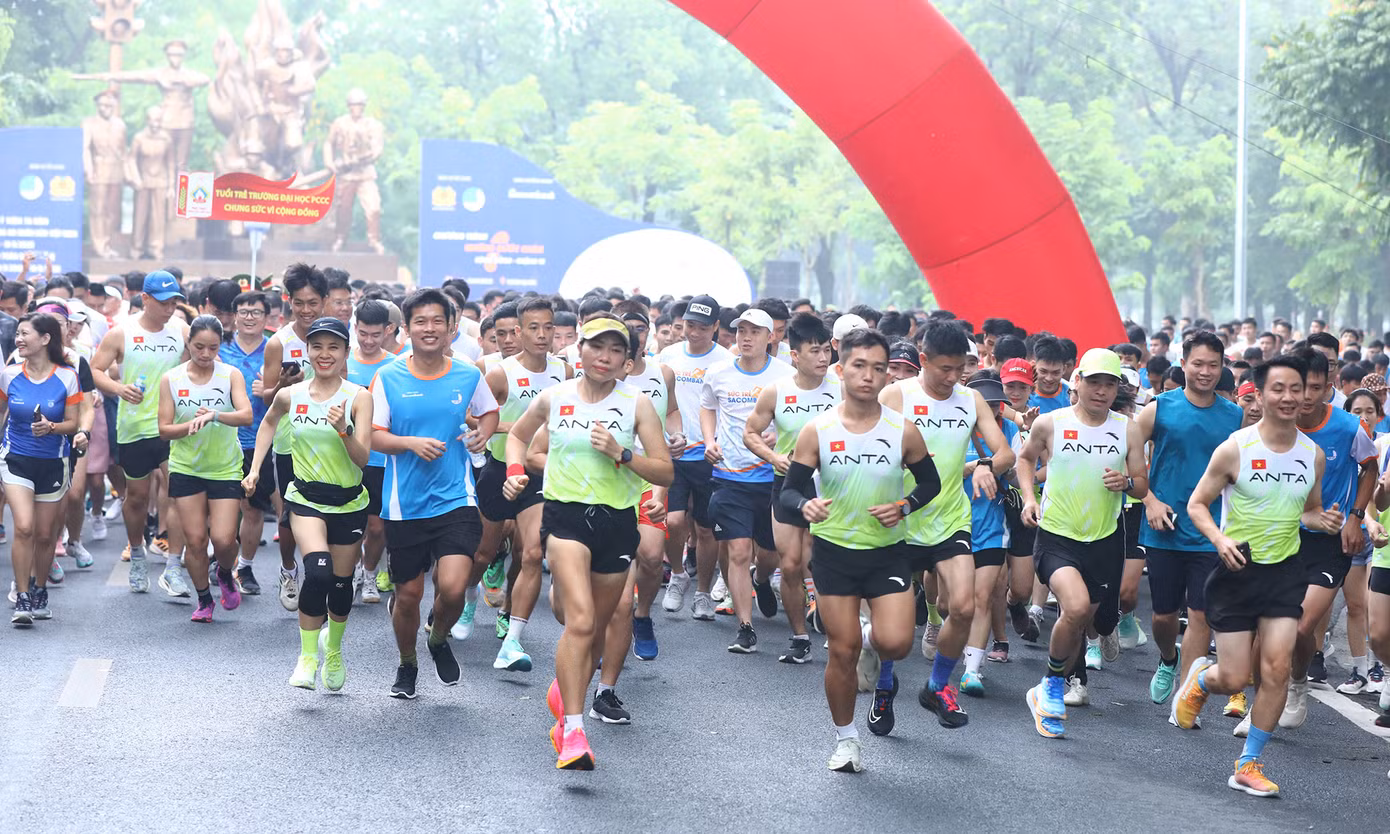 Cổng đăng ký tham gia giải chạy tại website: www.sacombankrunnersclub.com mở và ghi nhận đóng góp của vận động viên từ ngày 12/8 đến hết ngày 3/9/2023. Chương trình không giới hạn đối tượng tham dự và không quy định cự ly đăng ký, các vận động viên có thể đi hoặc chạy bộ, chỉ cần tốc độ trung bình đạt từ 4 phút/km đến 20 phút/km. Với mỗi km vận động viên đi/chạy bộ, Sacombank sẽ đóng góp 1.000 đồng vào quỹ.