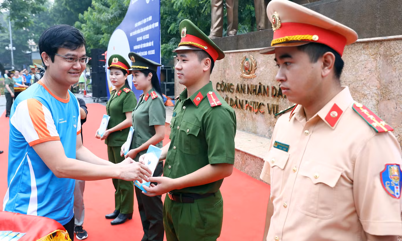 Dịp này, Ban tổ chức đã trao 40 suất học bổng cho 40 thanh niên, sinh viên công an nhân dân là người dân tộc thiểu số có hoàn cảnh khó khăn vươn lên trong học tập; tặng biển tượng trưng công trình Nhà văn hóa cộng đồng dân tộc Cống (sinh sống trên địa bàn tỉnh Lai Châu) trị giá 1 tỷ đồng.