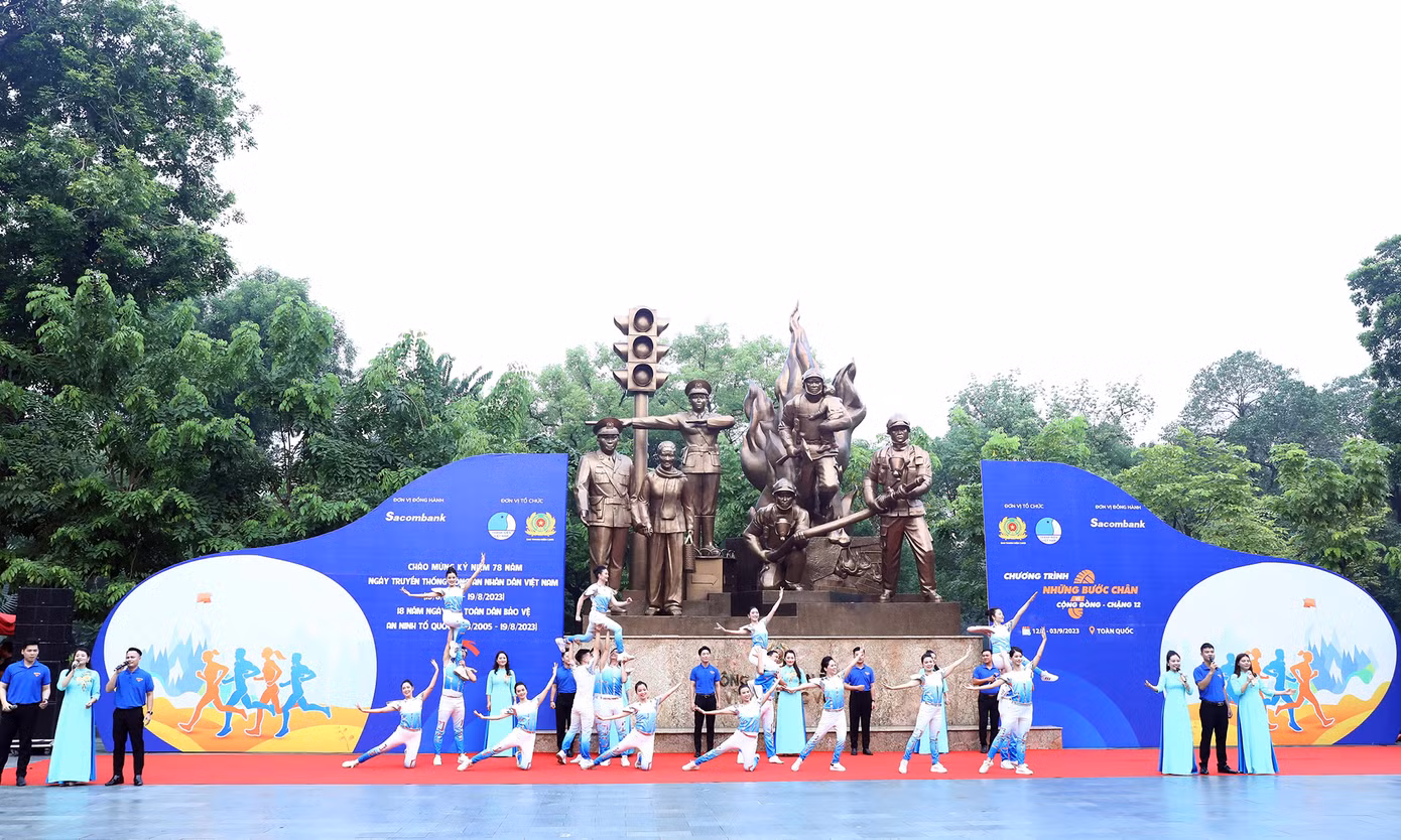 Ngày 12/8, tại Hà Nội, Trung ương Hội LHTN Việt Nam phối hợp Ngân hàng Thương mại cổ phần Sài Gòn Thương Tín (Sacombank) tổ chức chương trình khởi động chặng 12 “Những bước chân vì cộng đồng” xây dựng Nhà văn hóa cộng đồng dân tộc Cống, tỉnh Lai Châu. Đây là một trong những hoạt động chào mừng 78 năm Ngày cách mạng tháng Tám và Quốc khánh 2/9, 78 năm Ngày truyền thống Công an Nhân dân.