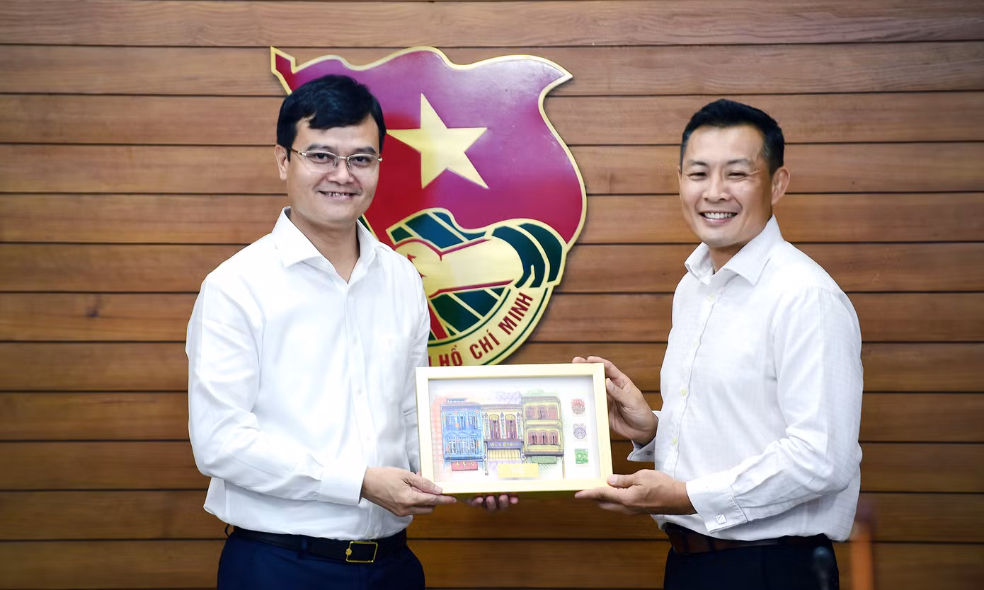 Giám đốc điều hành Hội đồng Thanh niên Quốc gia Singapore David Chua tặng quà lưu niệm tới Bí thư thứ nhất T.Ư Đoàn, Chủ nhiệm UBQG về Thanh niên Việt Nam Bùi Quang Huy. Ảnh: Xuân Tùng