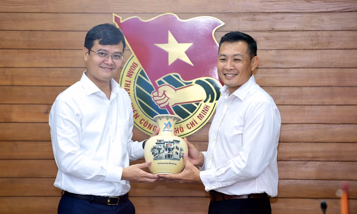 Bí thư thứ nhất T.Ư Đoàn, Chủ nhiệm UBQG về Thanh niên Việt Nam Bùi Quang Huy tặng quà lưu niệm tới Giám đốc điều hành Hội đồng Thanh niên Quốc gia Singapore David Chua. Ảnh: Xuân Tùng