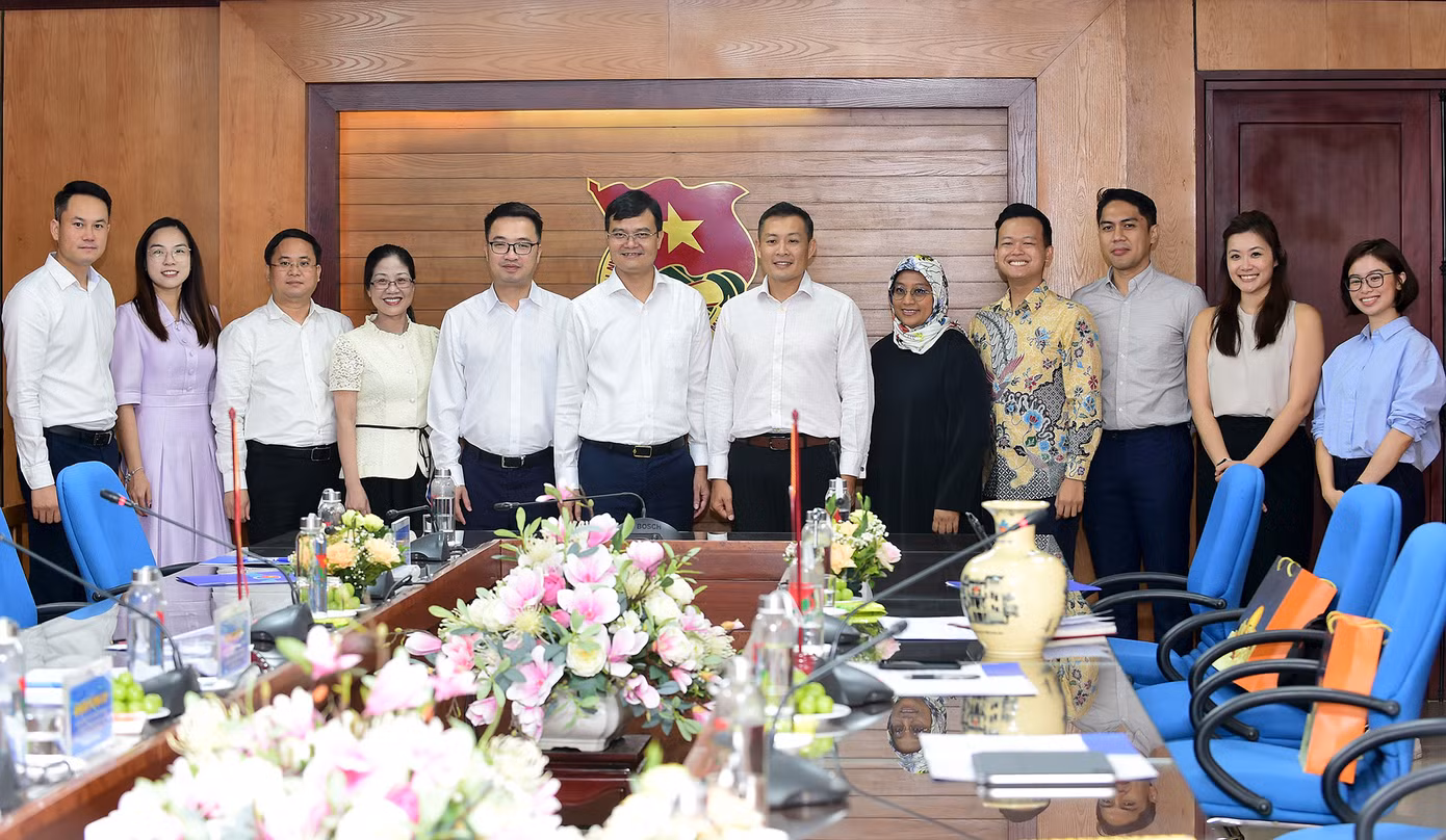 Đại biểu hai bên chụp ảnh lưu niệm. Ảnh: Xuân Tùng