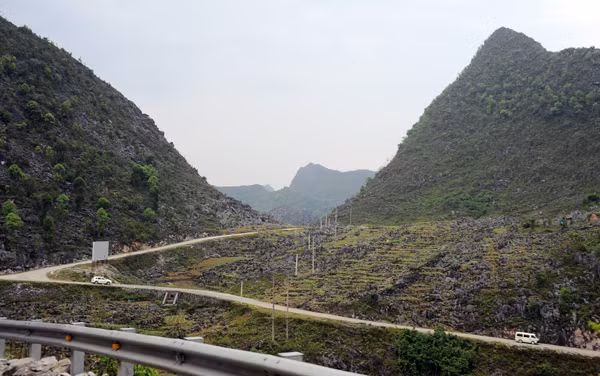 Người dân vùng cao sống quyện cùng với đá, những ngôi nhà được dựng lên với bốn bề là đá. Tất cả cuộc sống của con người vùng cao đều gắn liền với đá. Đá dùng để làm nhà Làm hàng rào Hay đá đan xen với những luống hoa cải vàng tạo nên một bức tranh thật ấn tượng Người dân vùng cao trồng trọt trên những khe đá, trong những hốc đất nhỏ. Và thu hoạch cũng ngay tại vườn nhà Những ngọn núi đá trùng trùng điệp điệp, những cánh đồng đá trải dài bất tận, tất cả cứ tràn vào nhau, hoà quyện vào nhau thành một bức tranh tuyệt đẹp nơi cực bắc Tổ quốc. Cao nguyên đá Đồng Văn dù có tới và trở lại vẫn thấy là lạ, vì nó đẹp, cái đẹp hoang dại, từ con người đến cảnh vật. Cái đẹp mà khi trải nghiệm rồi, vẫn có chút gì đó rất thú vị.