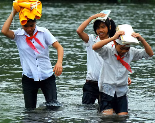 Học sinh làng đu dây sẽ qua sông miễn phí 