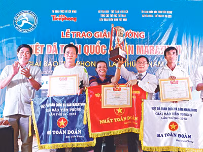 Trưởng BTC giải, Tổng Biên tập báo Tiền Phong Lê Xuân Sơn trao cúp vô địch cho đoàn Khánh Hoà 
