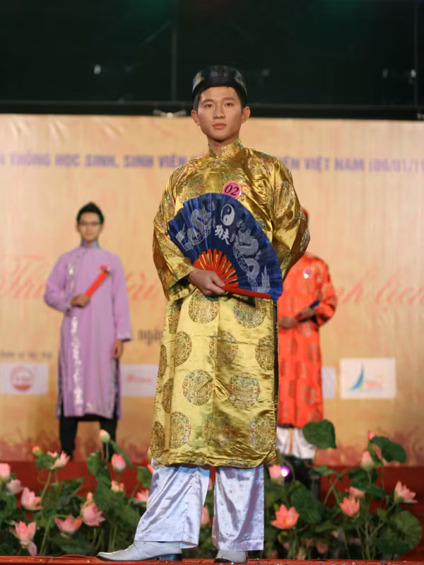 Nam khôi Xuân Dũng trang phục tự chọn là áo dài, khăn xếp