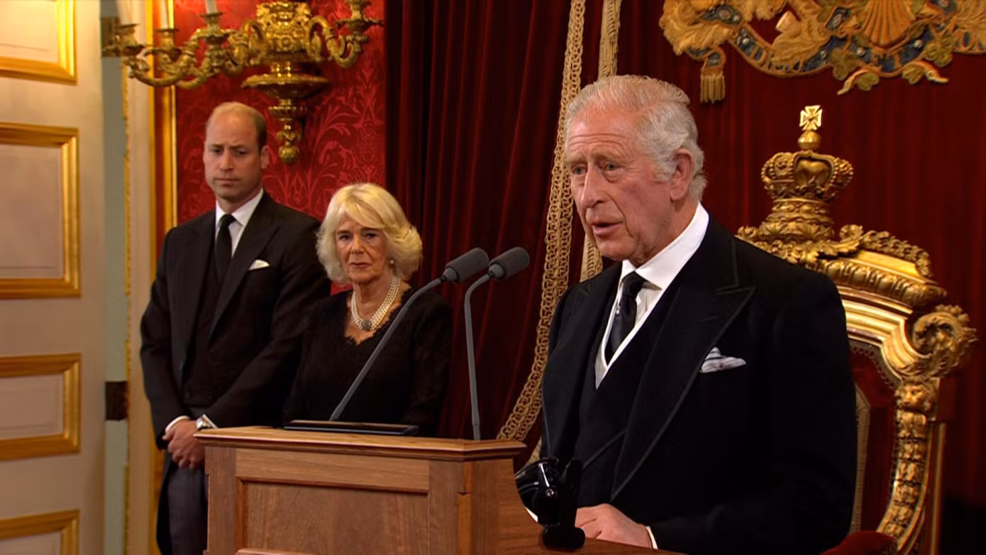 Vua Charles III phát biểu, đứng sau là Vương hậu Camilla và Thái tử William. Ảnh: AP