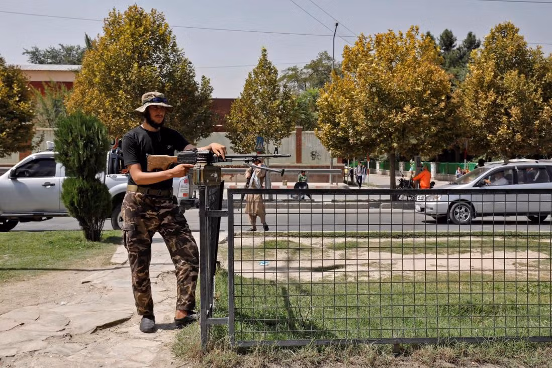 Một chiến binh Taliban canh gác bên ngoài Đại sứ quán Nga ở Kabul ngày 5/9. Ảnh: Reuters