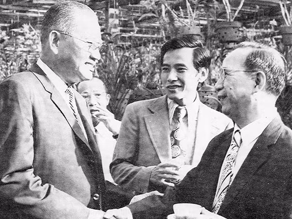 Tổng thống Dương Văn Minh (bên trái) và ông Lý Quý Chung (đứng giữa). Lúc này ông Lý Quý Chung vừa được bổ nhiệm làm Bộ trưởng Thông tin trong chính phủ Dương Văn Minh. Ảnh tư liệu từ hồi ký, sđd