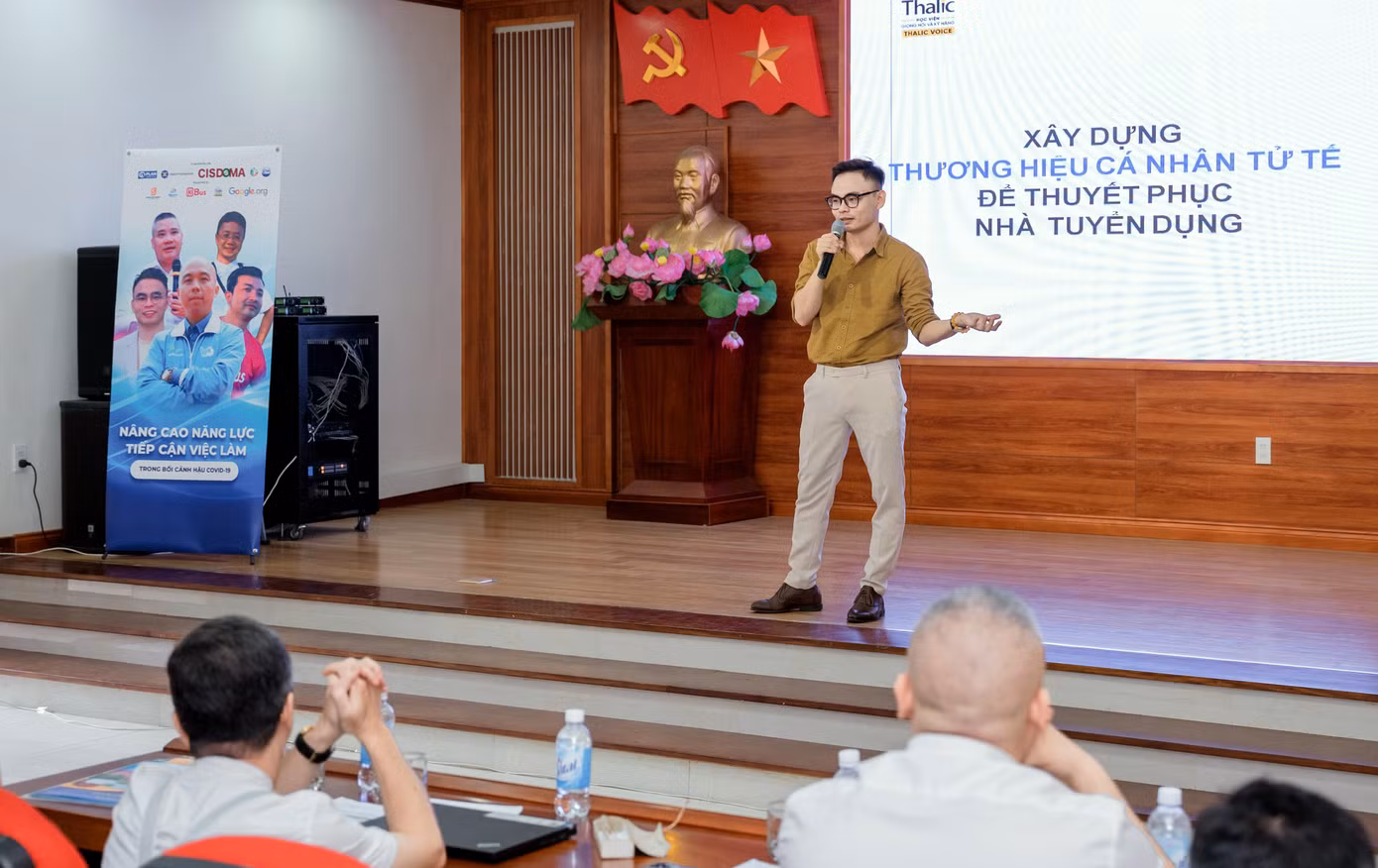 Tại chương trình, nhiều chuyên gia đã chia sẻ kinh nghiệm, kỹ năng tới các bạn trẻ Tại chương trình, nhiều chuyên gia đã chia sẻ kinh nghiệm, kỹ năng tới các bạn trẻ