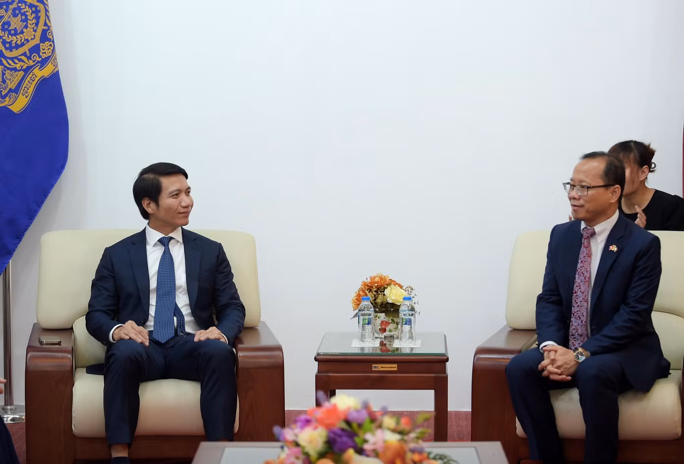 Anh Nguyễn Ngọc Lương và ông Chay Navuth trao đổi tại buổi gặp gỡ. Ảnh: Xuân Tùng Anh Nguyễn Ngọc Lương và ông Chay Navuth trao đổi tại buổi gặp gỡ. Ảnh: Xuân Tùng