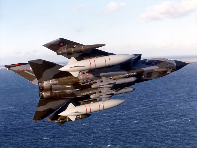 Máy bay Hải quân Hoàng gia Anh Tornado mang 2 tên lửa chống tàu SeaEagle có tầm bắn 112 km