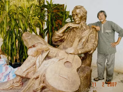 Trương Đình Quế cùng tượng Trịnh Công Sơn