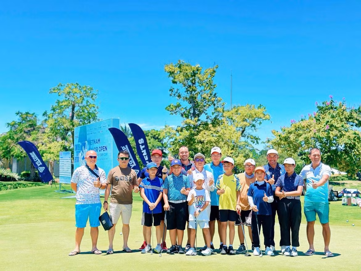 Đội golf và bowling Hà Nội đồng hành với báo Tiền Phong lan toả nghĩa cử cao đẹp