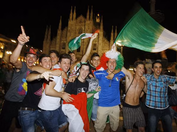 Niềm vui chiến thắng của các CĐV Italia. Ảnh: Reuters