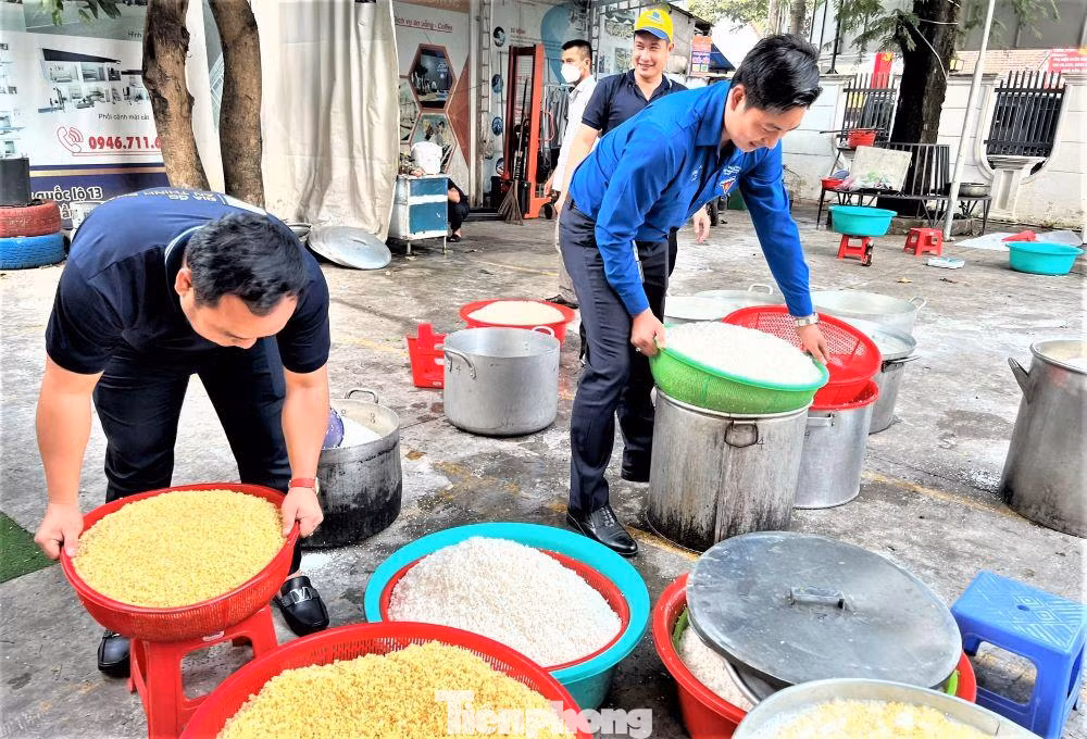 “Dịp Tết năm nay, Thành đoàn tổ chức khoảng 50 chuyến xe Xuân-san sẻ yêu thương, đến từng phòng trọ để tặng quà cho người lao động, người dân có hoàn cảnh khó khăn. Bên cạnh đó, đoàn viên thanh niên các chi đoàn tổ chức gói bánh chưng để tặng người lao động. Ngoài ra, tại cửa ngõ đường về miền Tây, đoàn thanh niên tổ chức tặng quà cho người lao động về quê bằng xe máy”, anh Nguyễn Minh Tâm, Bí thư Thành đoàn Thủ Dầu Một cho biết.