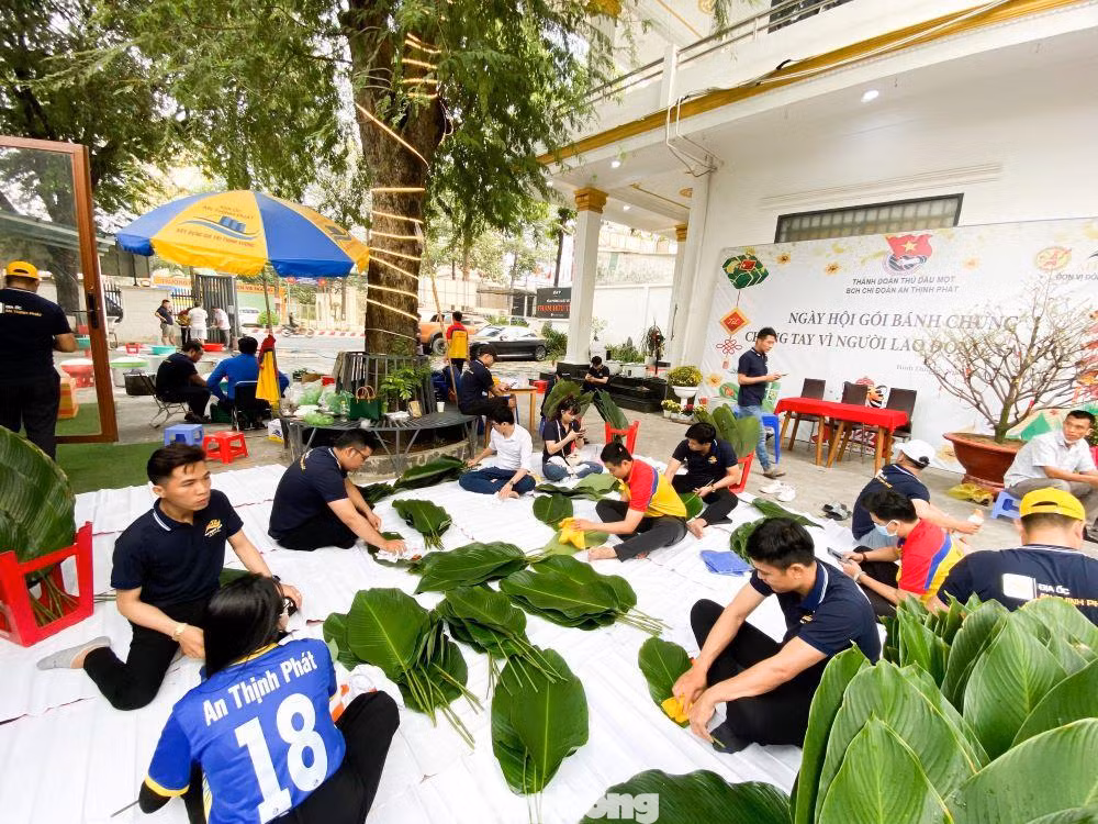 Vào sáng cùng ngày, Chi đoàn cơ sở Công ty An Thịnh Phát tổ chức ngày hội gói bánh chưng để tặng người lao động.