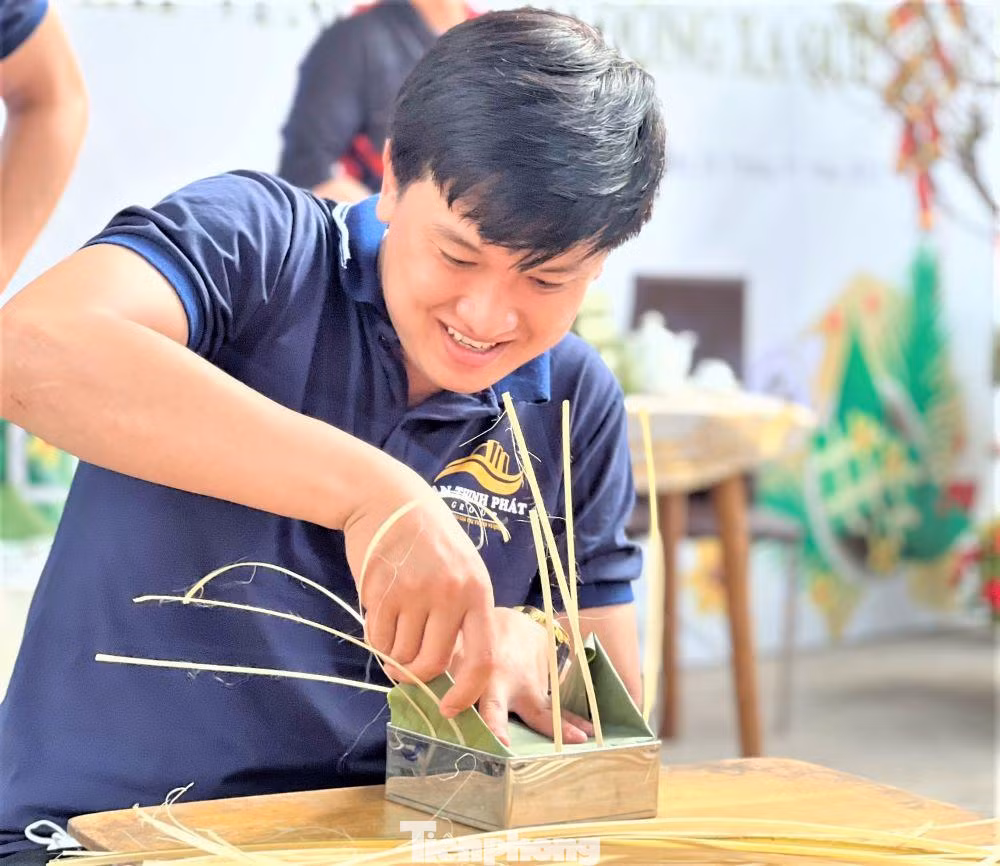 Đại diện Chi đoàn An Thịnh Phát cho biết, các bạn đoàn viên sẽ thực hiện trong ngày khoảng 200 chiếc bánh, sau khi nấu chín sẽ mang đi phát cho người lao động.