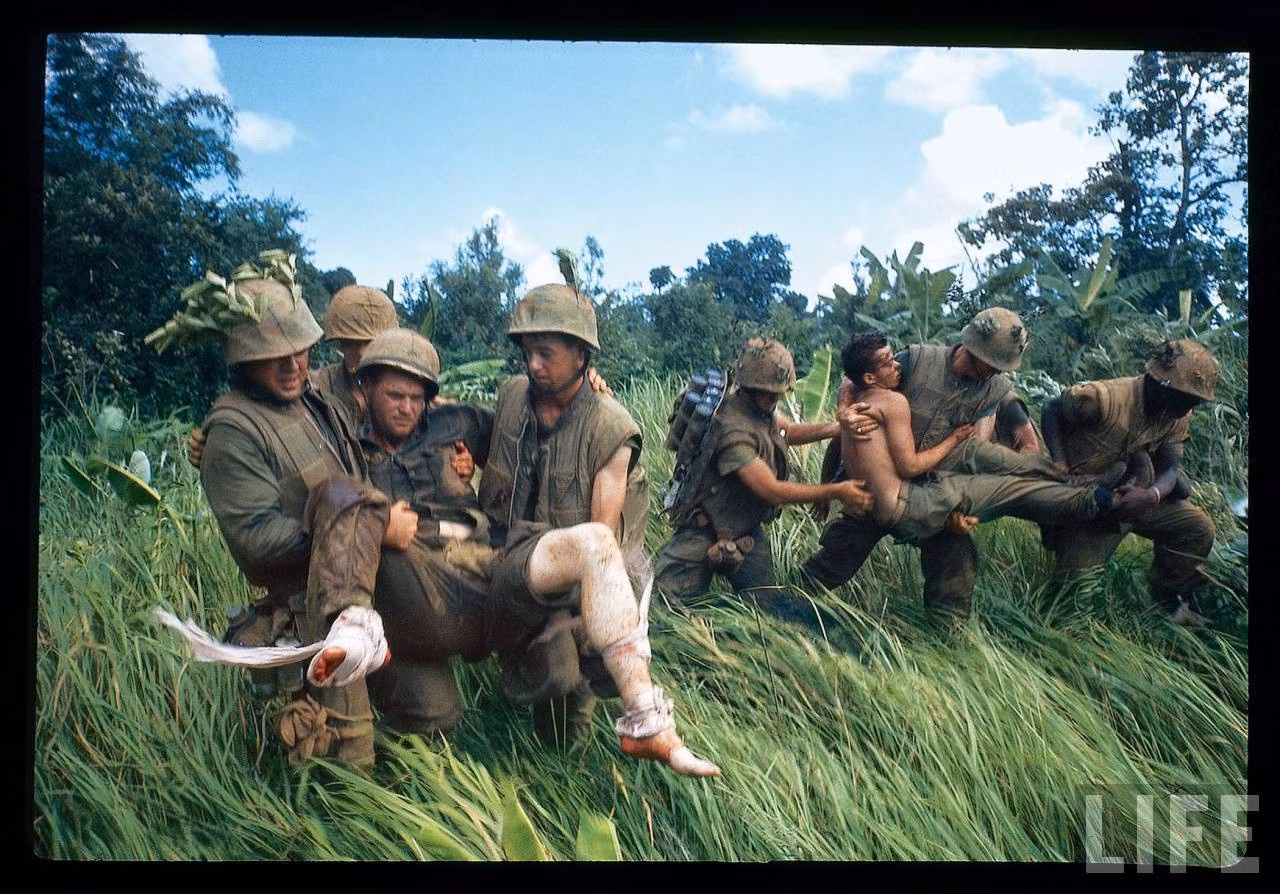 Lính Mỹ trong một chiến dịch trong chiến tranh Việt Nam. Ảnh: Larry Burrows/LIFE. Lính Mỹ trong một chiến dịch trong chiến tranh Việt Nam. Ảnh: Larry Burrows/LIFE