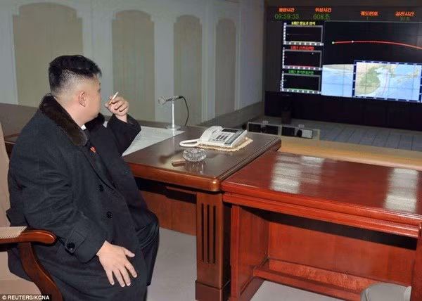 Lãnh đạo Kim Jong-Un đang hút thuốc tại Trung tâm điều hành vệ tinh nhân tạo