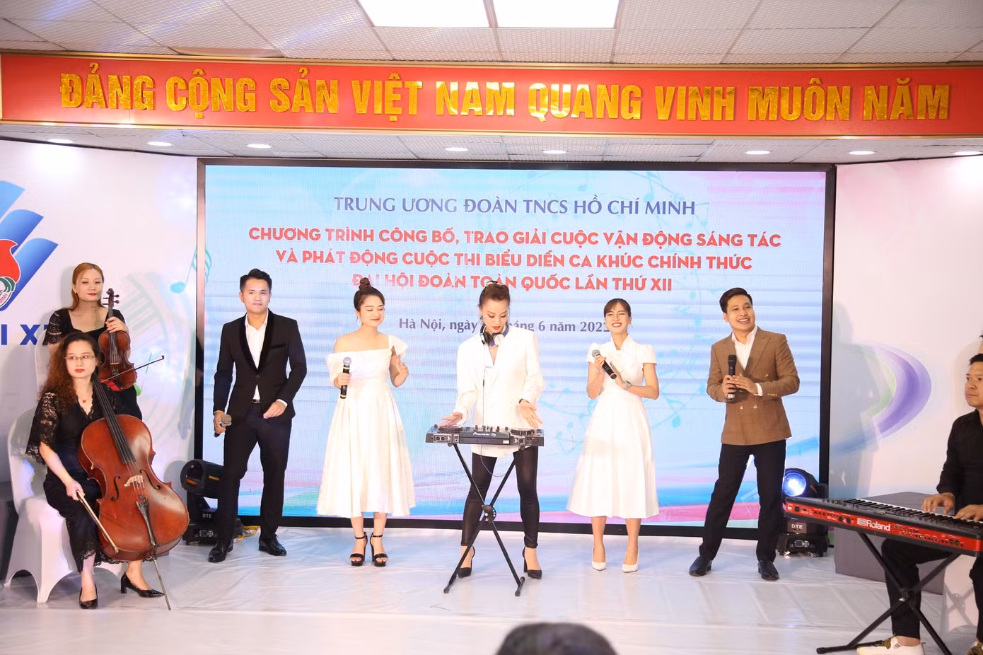 Nhóm nghệ sĩ biểu diễn ca khúc "Sứ mệnh Thanh niên" tại lễ công bố ca khúc chính thức Đại hội Đoàn toàn quốc lần thứ XII. Ảnh: Lâm Đăng Hải