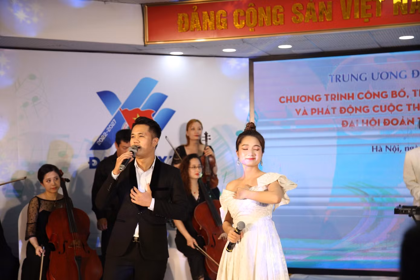 Nhóm nghệ sĩ biểu diễn ca khúc "Sứ mệnh Thanh niên" tại lễ công bố ca khúc chính thức Đại hội Đoàn toàn quốc lần thứ XII. Ảnh: Lâm Đăng Hải