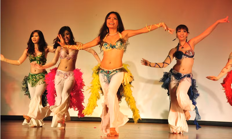 Các vũ công trình diễn vũ điệu bellydance một cách ấn tượng
