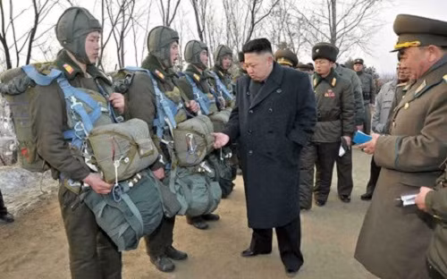Nhà lãnh đạo Kim Jong-un thị sát một đơn vị quân đội ở Bình Nhưỡng hồi tháng 2