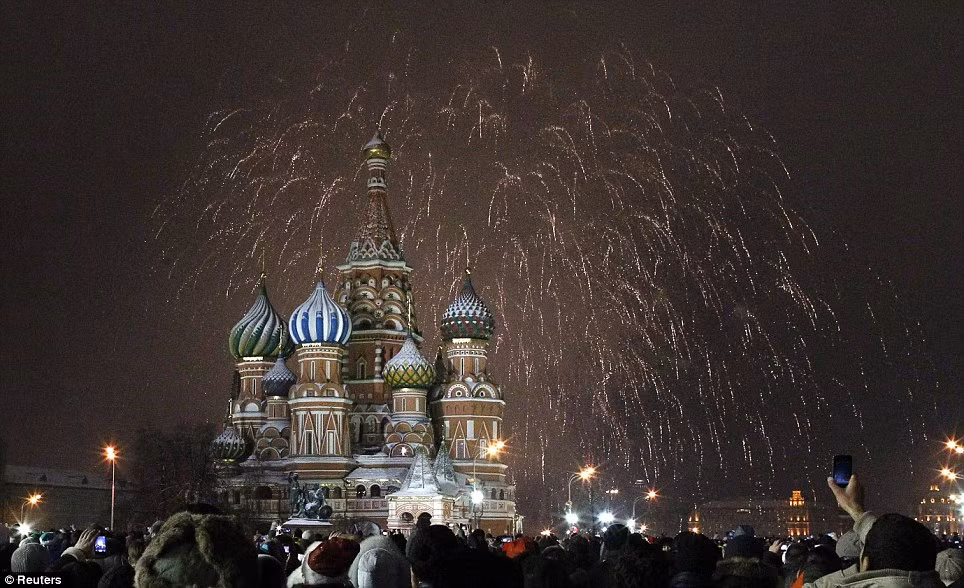 Quảng trường đổ tại thủ đô Moscow, Nga chìm trong cơn mưa pháo hoa. Người dân nước Nga đã tập trung về đây để chiêm ngưỡng màn pháo hoa tuyệt vời này mặc dù thời tiết tại Nga đang rất rét