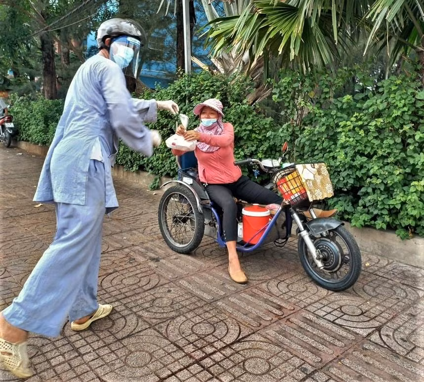 Bước chân không mỏi đem bếp ăn yêu thương đến với những người gặp khó khăn trong mùa dịch Bước chân không mỏi đem bếp ăn yêu thương đến với những người gặp khó khăn trong mùa dịch
