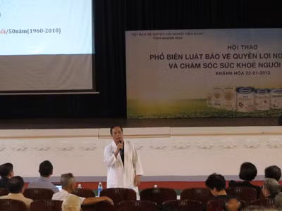 Tiến sĩ - Bác sĩ Nguyễn Hữu Toản tư vấn cho người cao tuổi các vấn đề về việc bảo vệ và chăm sóc sức khoẻ của người cao tuổi. Tiến sĩ - Bác sĩ Nguyễn Hữu Toản tư vấn cho người cao tuổi các vấn đề về việc bảo vệ và chăm sóc sức khoẻ của người cao tuổi