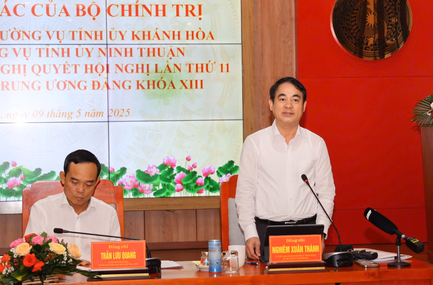 Ông Nghiêm Xuân Thành - Bí thư Tỉnh ủy Khánh Hòa, thông tin với đoàn công tác.