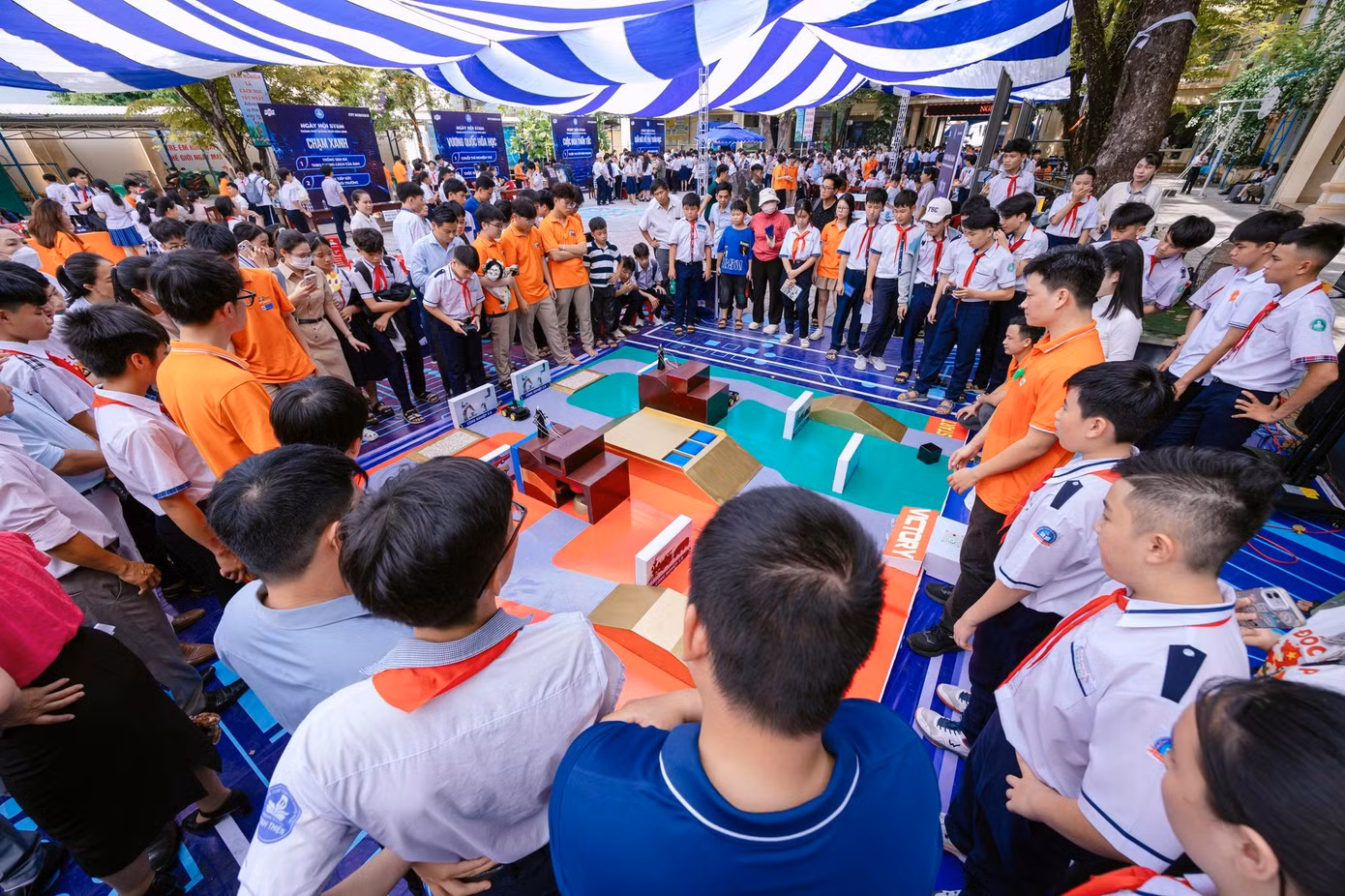 Học sinh sẵn sàng trải nghiệm tại khu vực sân đấu các cuộc thi công nghệ Học sinh sẵn sàng trải nghiệm tại khu vực sân đấu các cuộc thi công nghệ