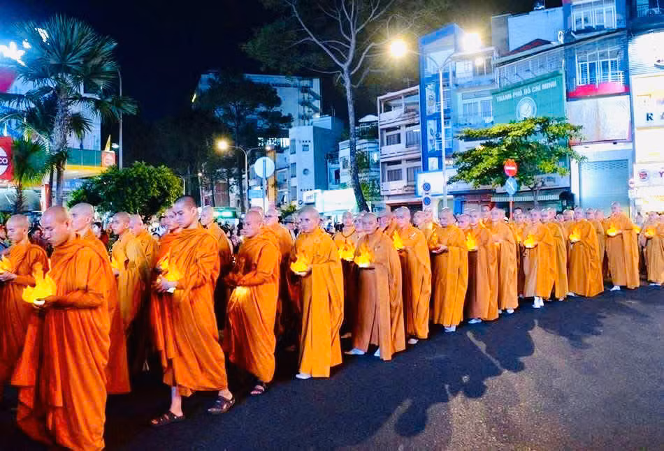 Chư Tôn đức giáo phẩm, đại biểu quốc tế, cùng đông đảo Tăng Ni, Phật tử và nhân dân trong lễ diễu hành từ Tổ đình Ấn Quang đến Việt Nam Quốc Tự. Ảnh: GHPG