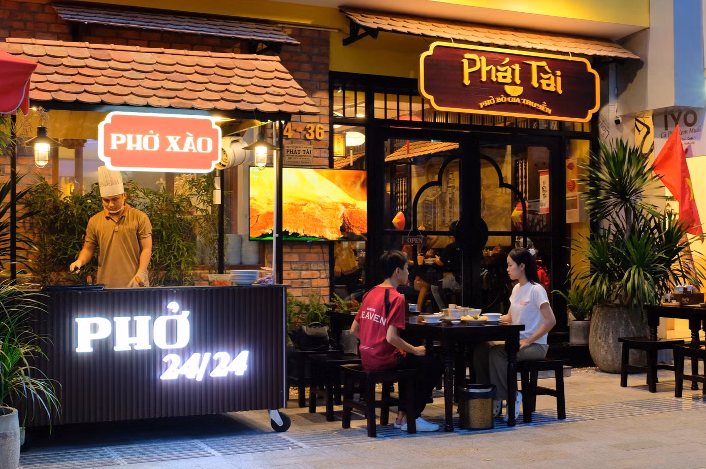 Từ 6h chiều đến 3h khuya, Phở Phát Tài có thêm phở xào, phở chiên phồng và xí quách bò để tạo ra món ăn chơi thú vị. Ảnh: Giang Vũ
