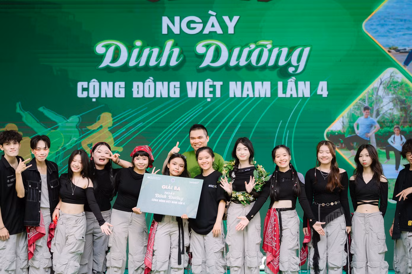 Ông Nguyễn Thành Đạt - Giám đốc Truyền thông Cấp cao, Herbalife Việt Nam trao giải cho đội thắng cuộc Ông Nguyễn Thành Đạt - Giám đốc Truyền thông Cấp cao, Herbalife Việt Nam trao giải cho đội thắng cuộc