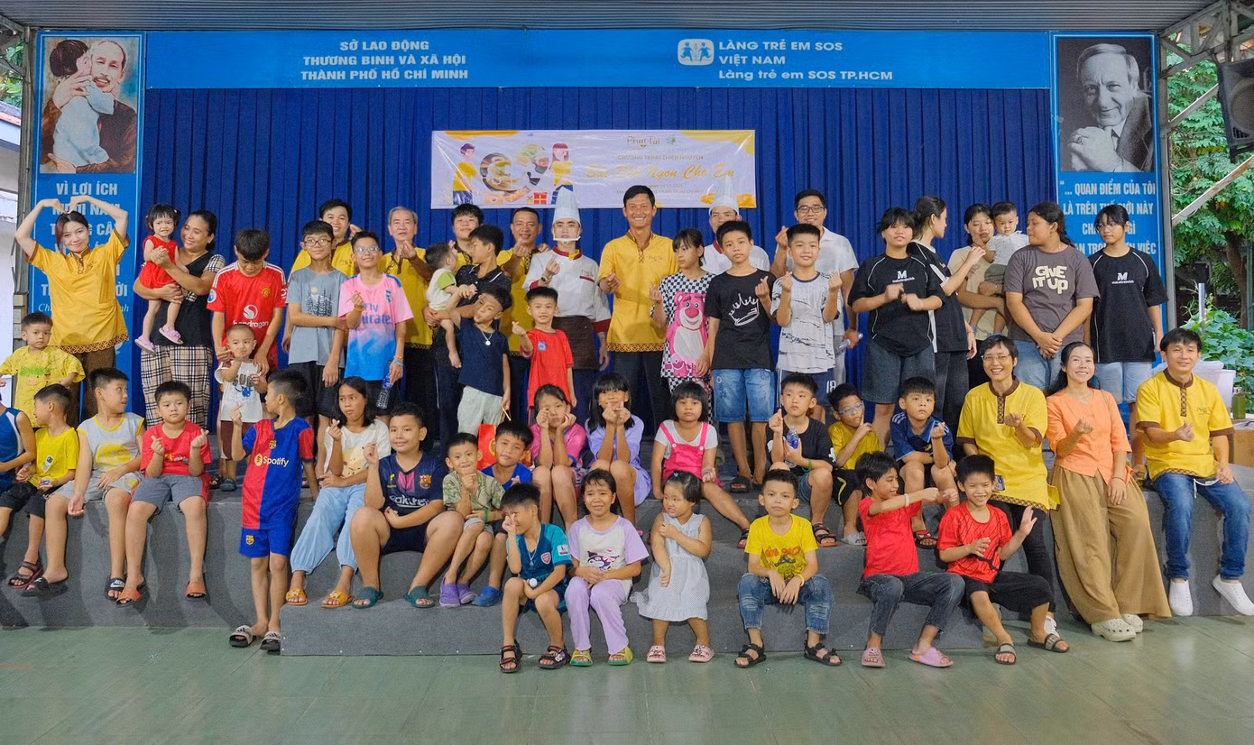 Chương trình “Phở ngon cho em”, khởi xướng bởi Phở Phát Tài đã đến đầu tiên với Làng trẻ em SOS Gò Vấp ngày 6/5/2025, mang theo 200 bát phở nóng hổi dành tặng các em nhỏ nơi đây. Ảnh: Giang Vũ
