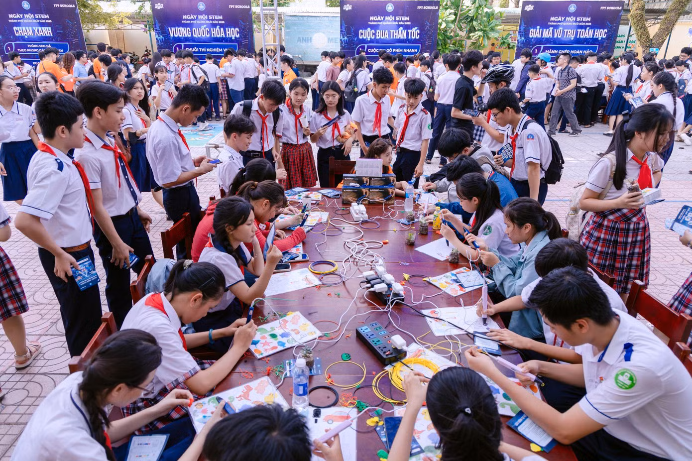 Học sinh trải nghiệm vẽ bằng bút in 3D Học sinh trải nghiệm vẽ bằng bút in 3D
