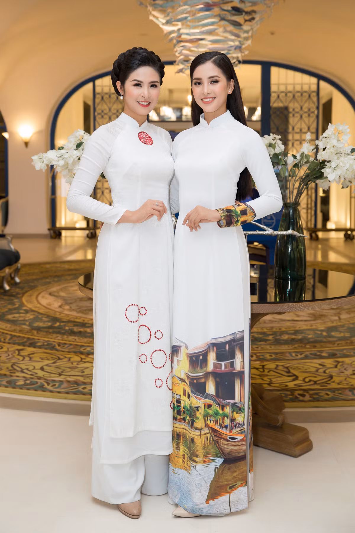 Hai nàng hậu khoe vẻ đẹp tinh khôi, mười phân vẹn mười trong 2 tà áo dài trắng thướt tha.