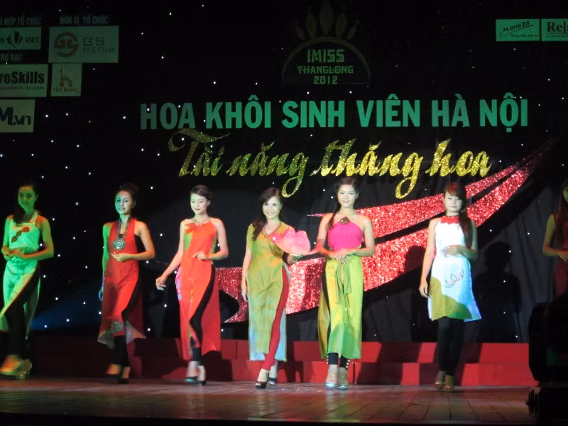Sáng tạo với tiết mục thiết kế thời trang của Ngô Thị Nhung Đại học mở Hà Nội