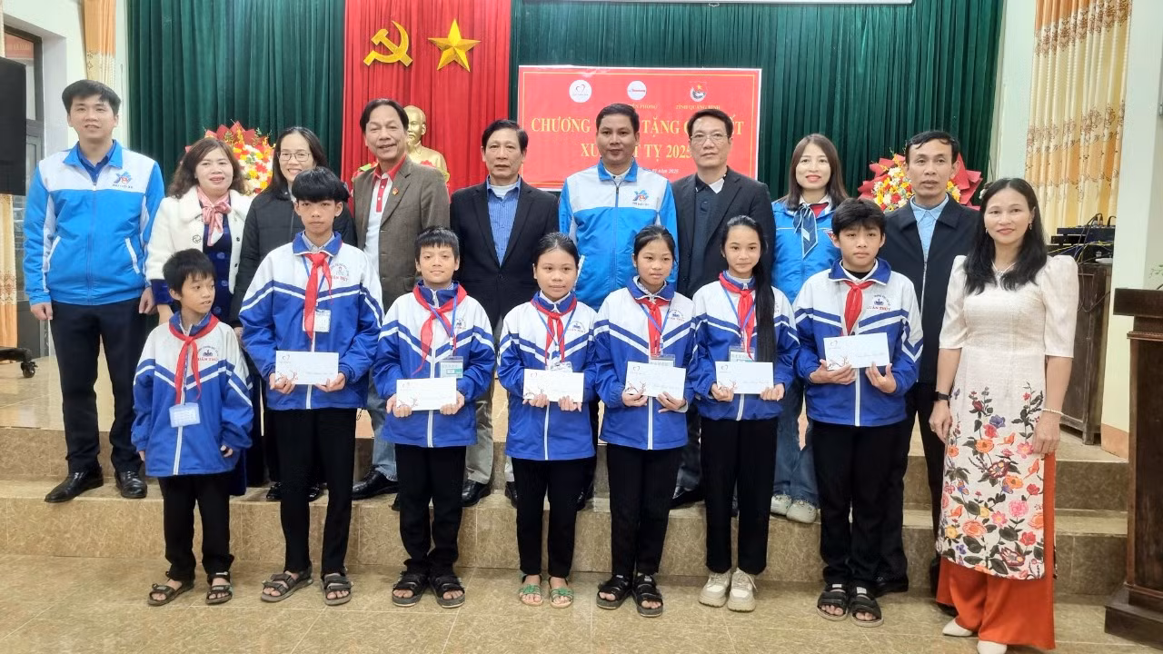 Các đại biểu chụp ảnh cùng học sinh Trường THCS Xuân Thủy. Các đại biểu chụp ảnh cùng học sinh Trường THCS Xuân Thủy.