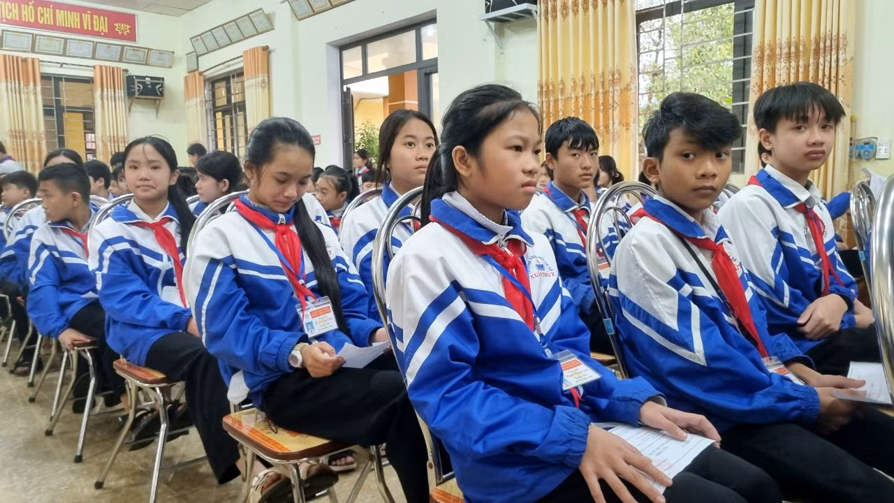 Quang cảnh buổi trao quà Tết học sinh nghèo tại Trường THCS Xuân Thủy, huyện Lệ Thủy, tỉnh Quảng Bình. Quang cảnh buổi trao quà Tết học sinh nghèo tại Trường THCS Xuân Thủy, huyện Lệ Thủy, tỉnh Quảng Bình.