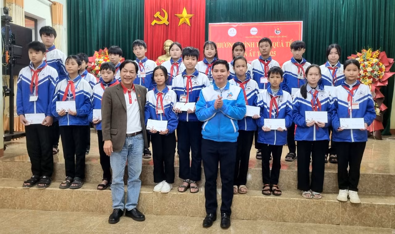 Các đại biểu chụp ảnh cùng học sinh Trường THCS Xuân Thủy. Các đại biểu chụp ảnh cùng học sinh Trường THCS Xuân Thủy.