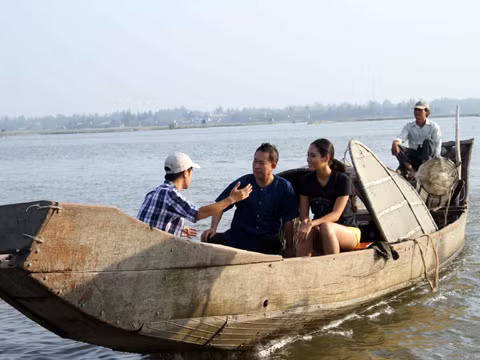 Nơi cuối cùng Hoàng My và Mr. Yan đặt chân đến trong hành trình 3 ngày ở Huế là phá Tam Giang. Cùng sống một ngày với người dân, Hoàng My hiểu được sự cực khổ của người dân nơi đây: vừa đánh bắt, vừa trồng trọt