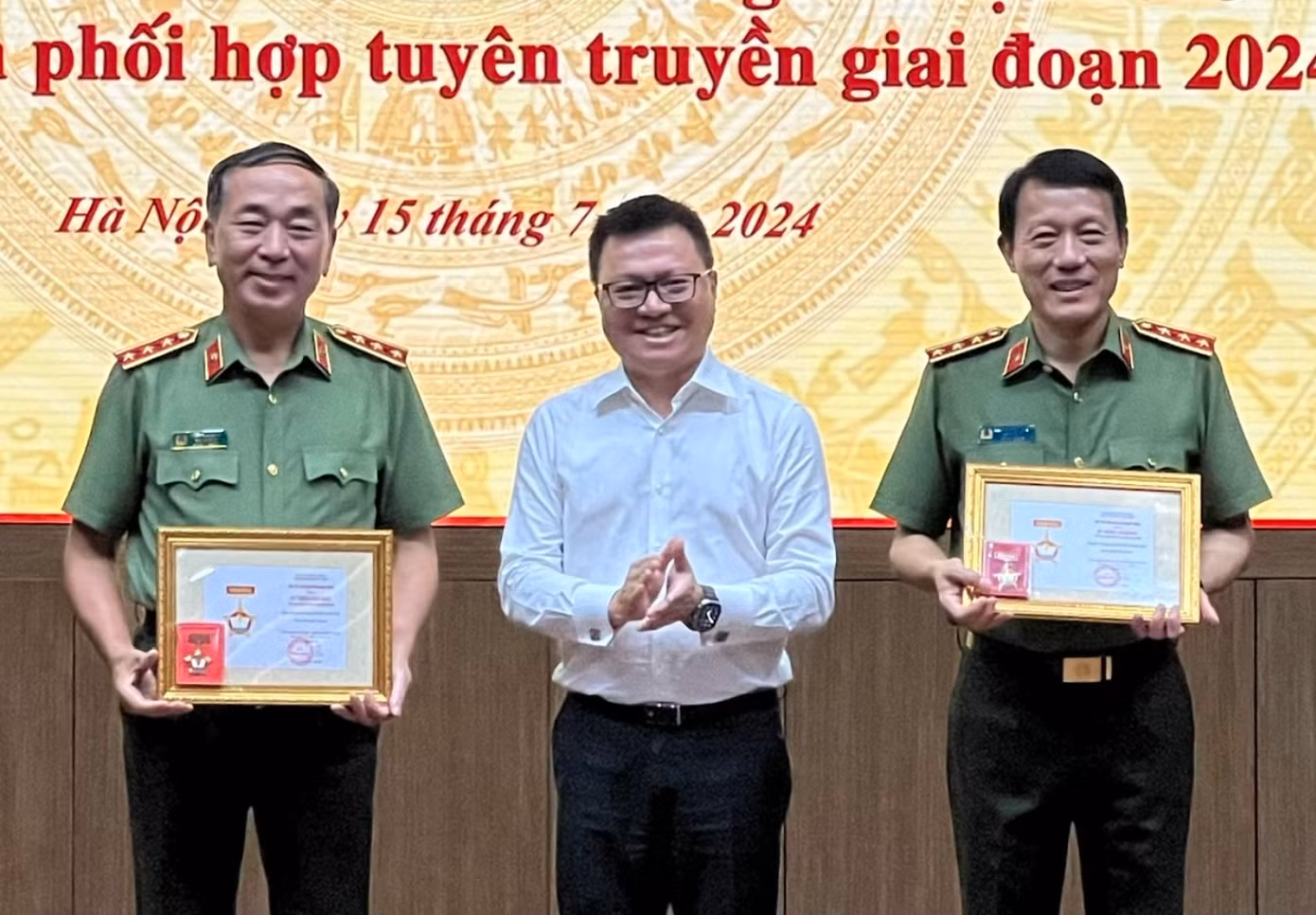 Ông Lê Quốc Minh, Tổng Biên tập Báo Nhân Dân trao Kỷ niệm chương vì sự nghiệp Báo Nhân Dân tặng Bộ trưởng Lương Tam Quang và Thứ trưởng Trần Quốc Tỏ.
