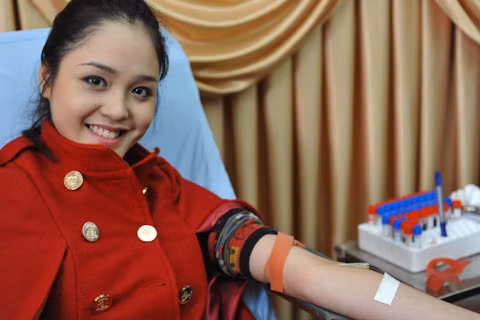 Đỗ Hoàng Anh cười rất tươi khi tham gia hiến máu lần đầu: "Ban đầu, khi nhìn thấy kim tiêm, em cũng hơi sợ, nhưng khi lấy máu cảm giác chỉ hơi tê một chút". Đỗ Hoàng Anh cười rất tươi khi tham gia hiến máu lần đầu: