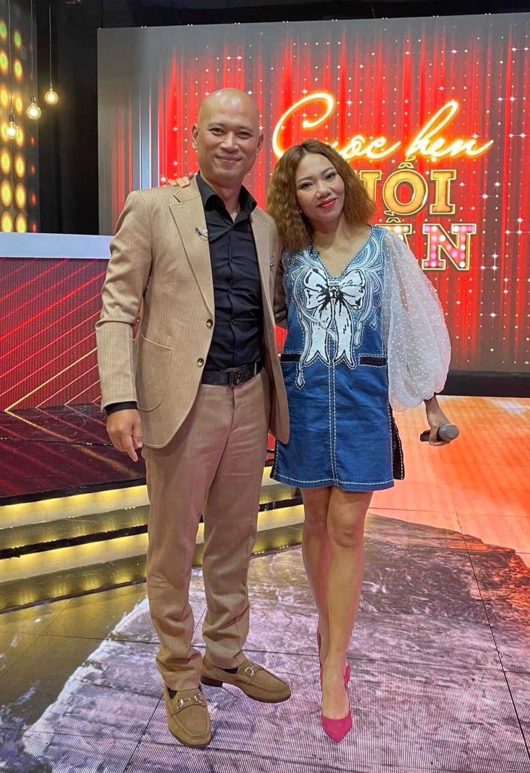 MC Long Vũ và diva Hà Trần trong chương trình Cuộc hẹn cuối tuần số cuối cùng mùa thứ 2. Ảnh: FBNV.