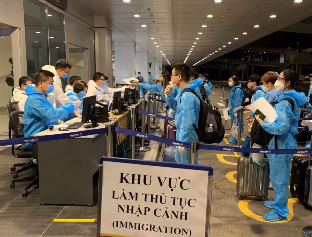 Người từ nước ngoài làm thủ tục nhập cảnh vào TPHCM tại sân bay quốc tế Tân Sơn Nhất